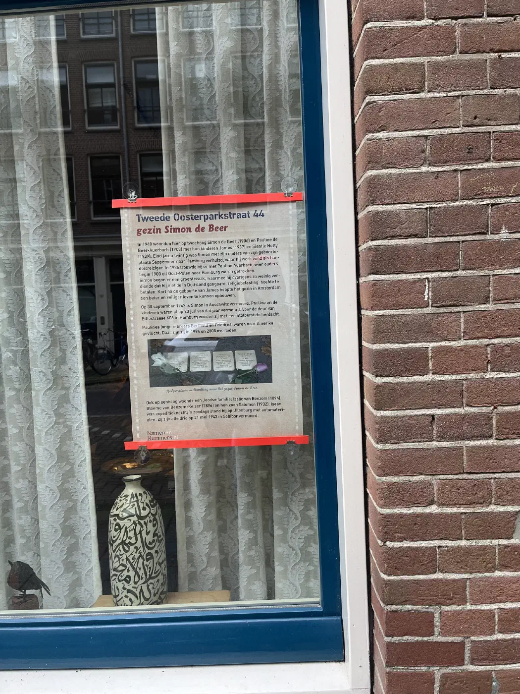 Close-up van de gedenkposter over gezin Simon de Beer, Tweede Oosterparkstraat 44