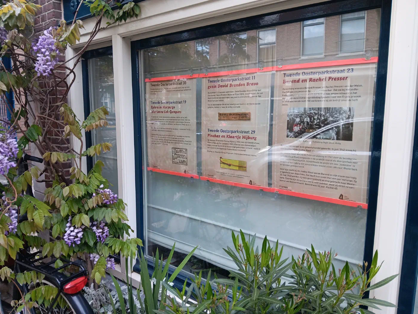 Gedenkposters in de Tweede Oosterparkstraat. Foto: Emmi Schumacher