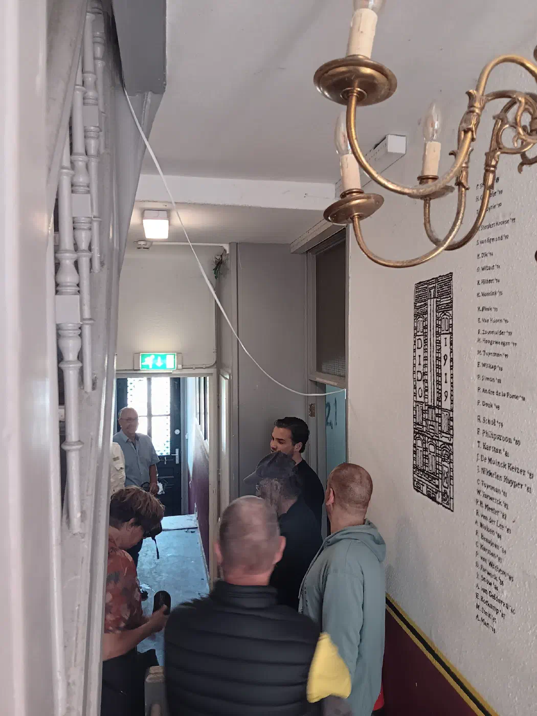 Deelnemers in de smalle gang van het pand van dispuut D.I.D.O.