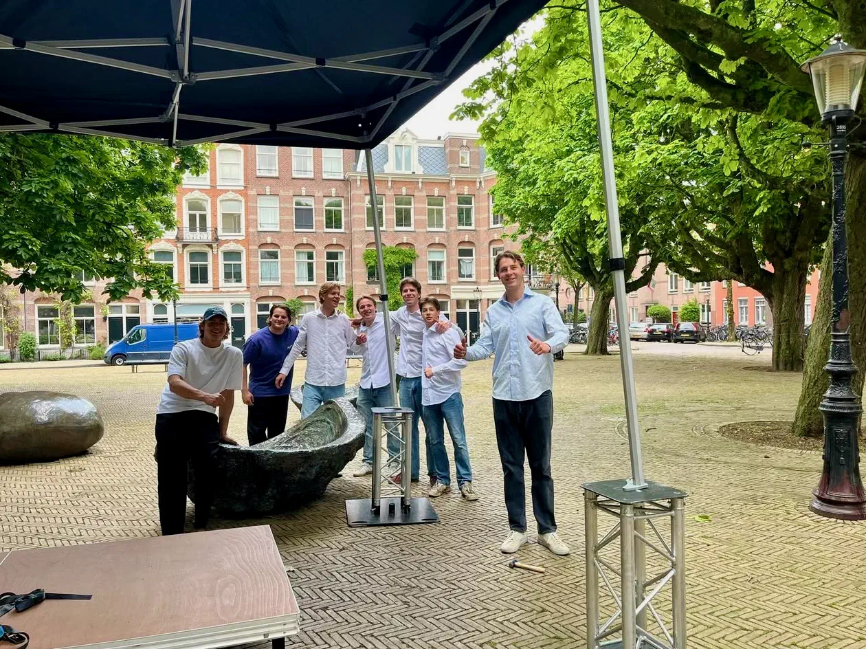 Jonge vrijwilligers zetten de partytent en het podium op het Kastanjeplein op