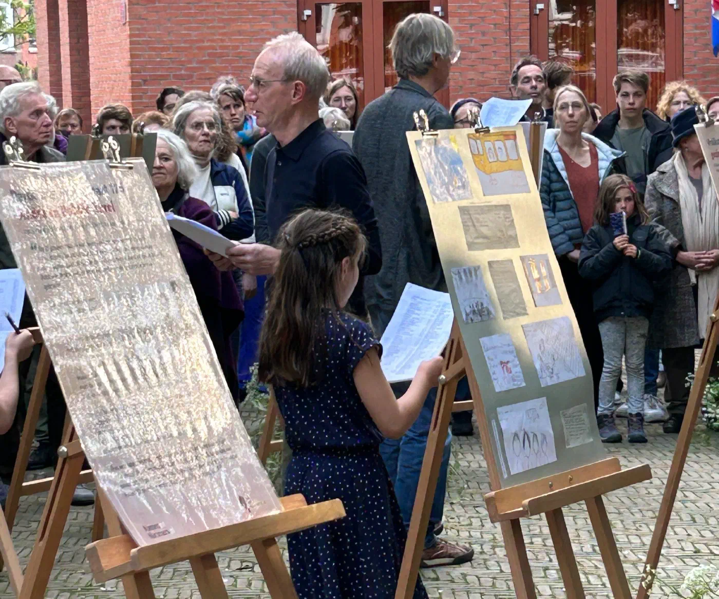 Voorlezen van namen vermoorde Joodse buurtbewoners - fotografie: Caecilia van der Drift