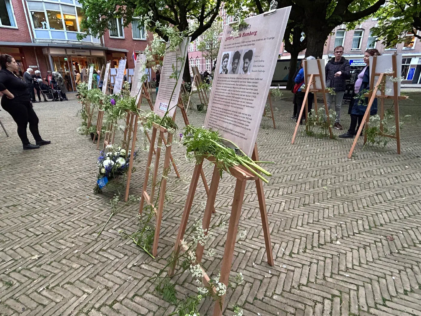 Bloemen bij de gedenkposters - fotografie: Caecilia van der Drift
