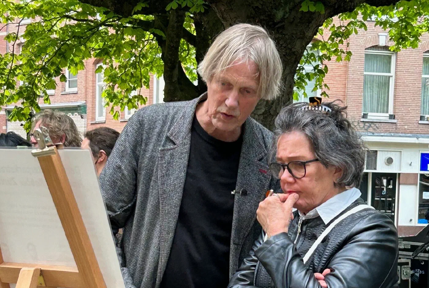 Lezen van de gedenkposters - fotografie: Caecilia van der Drift