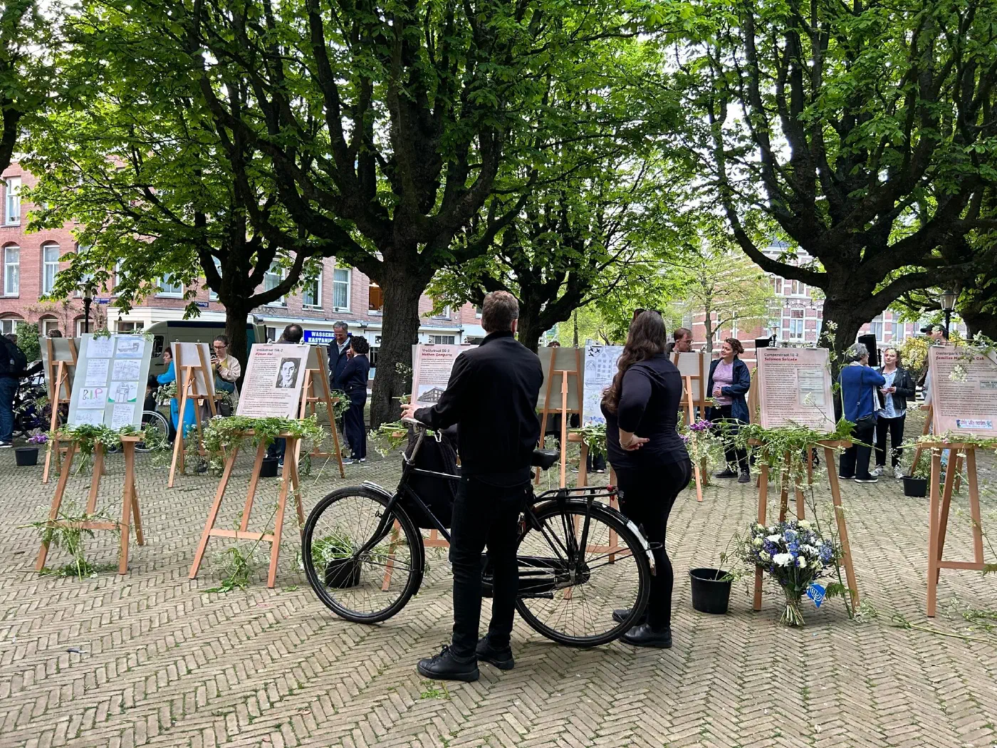 Na de herdenking - fotografie: Caecilia van der Drift