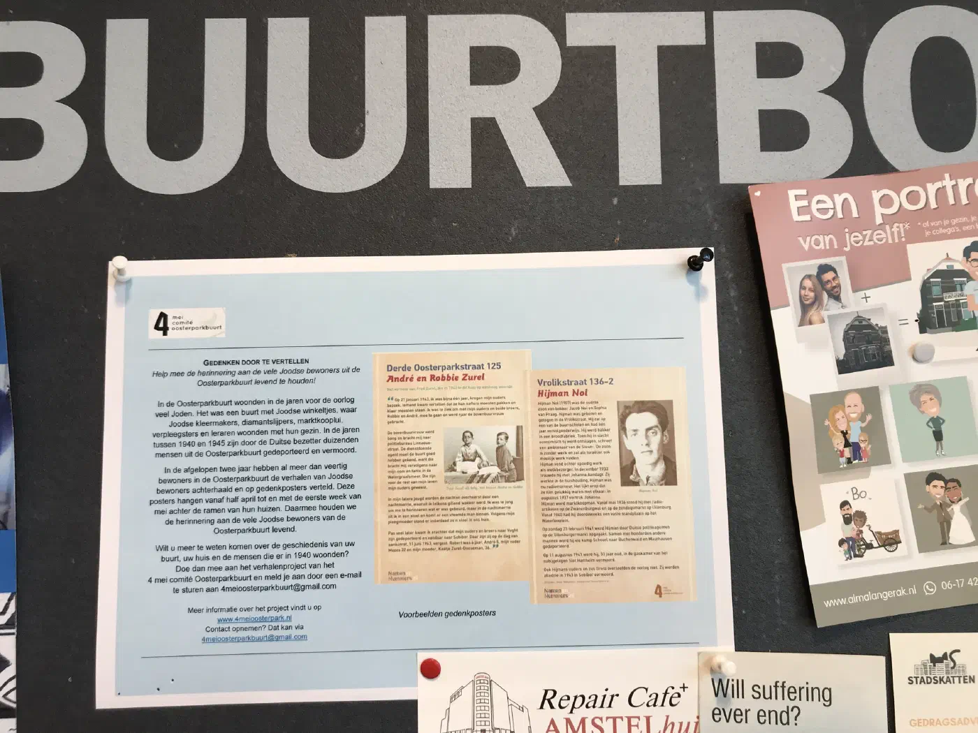 Oproep Gedenken door te vertellen met twee voorbeeldposters op een buurtprikbord