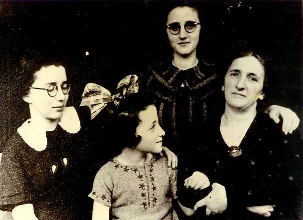 Sara Cohen-Brandon, met rechts van haar Mirjam Cohen, en met Greetje en Kaatje Cohen