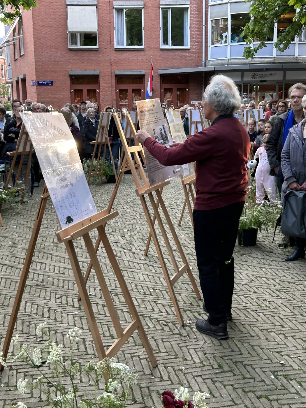 Fred Zurel bij de gedenkposter voor André en Robbie Zurel op het Kastanjeplein
