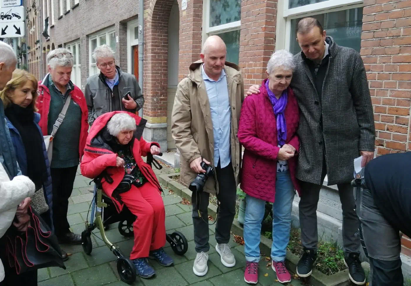 Broers Frank en Patrick Vischschraper en hun moeder Jonnie kijken toe bij de plaatsing